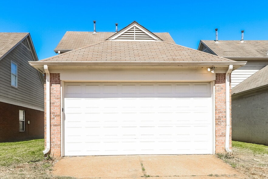 Building Photo - 10093 Woodland Hills Dr