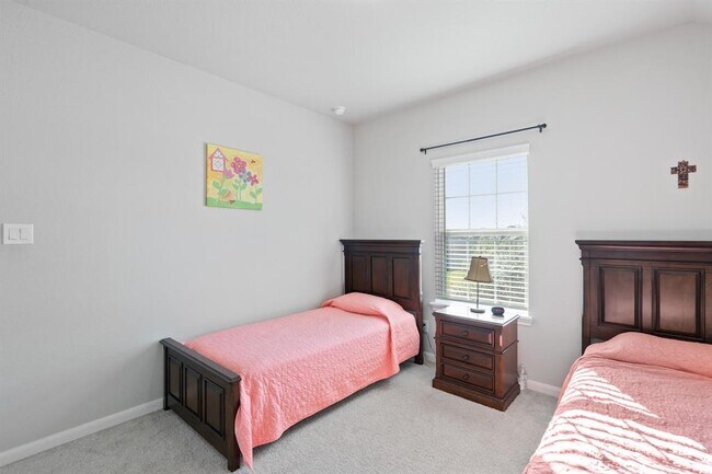 Building Photo - 515 Round Lake Dr