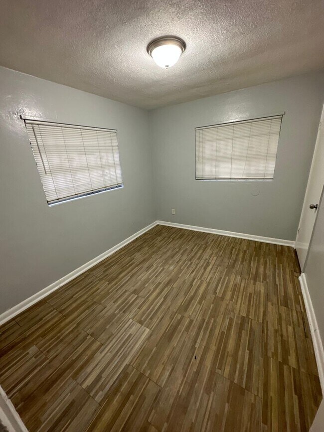 Building Photo - 2845/2847 W 6th St.