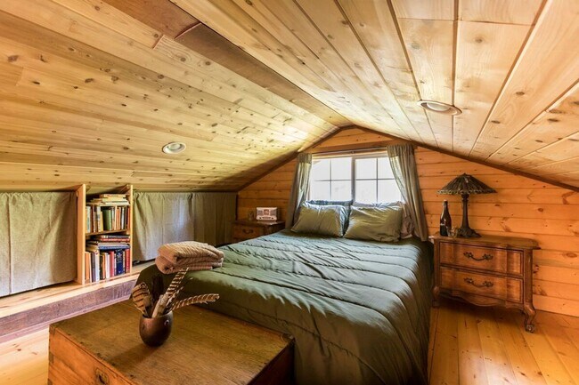 Building Photo - Rustic Modern Farm House