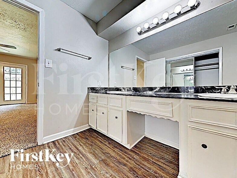 Building Photo - 13818 Lynnwood Ln