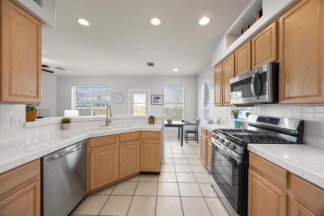 Building Photo - 2109 Zoa Dr