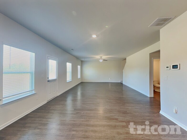 Building Photo - 1100 Amadas Dr