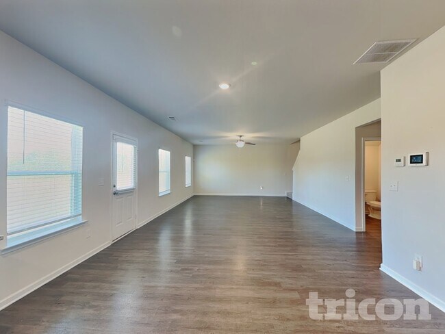 Building Photo - 1100 Amadas Dr