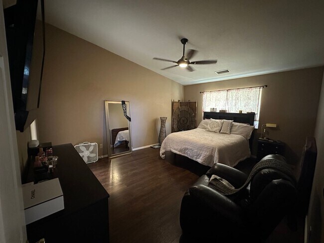 Building Photo - Beautiful two bedroom two bathroom contact...