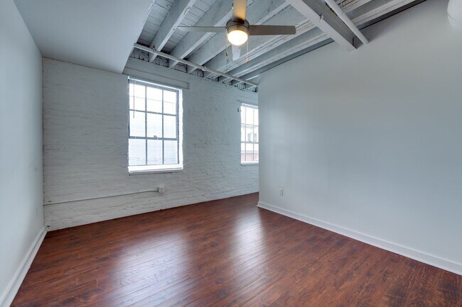Building Photo - Newly Rennovated Two Bedroom