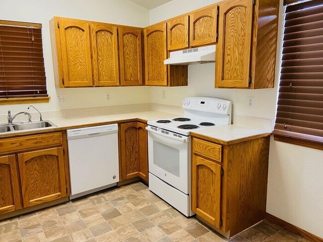 Building Photo - 4 Bedroom, 3 Bath Ranch Style Home with 2 ...