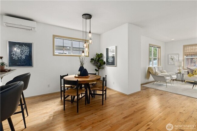 Building Photo - Spacious 3bd/3ba Townhouse