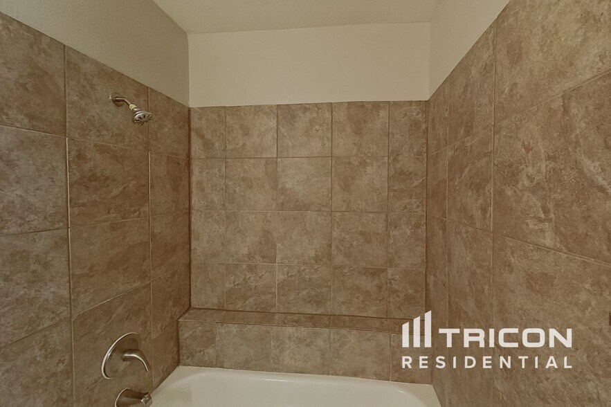 Building Photo - 2507 Arapaho Dr