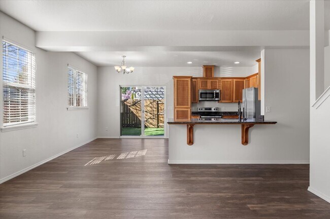 Building Photo - 2350 Finch Ln