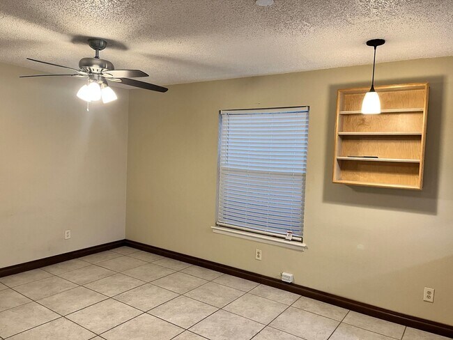 Building Photo - 4555 Sun Valley Dr