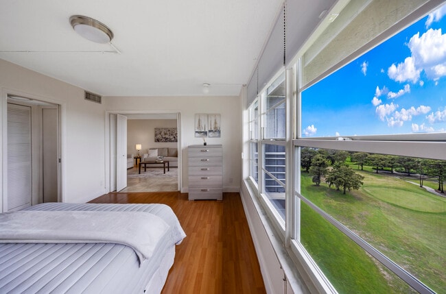 Building Photo - 575 Oaks Ln