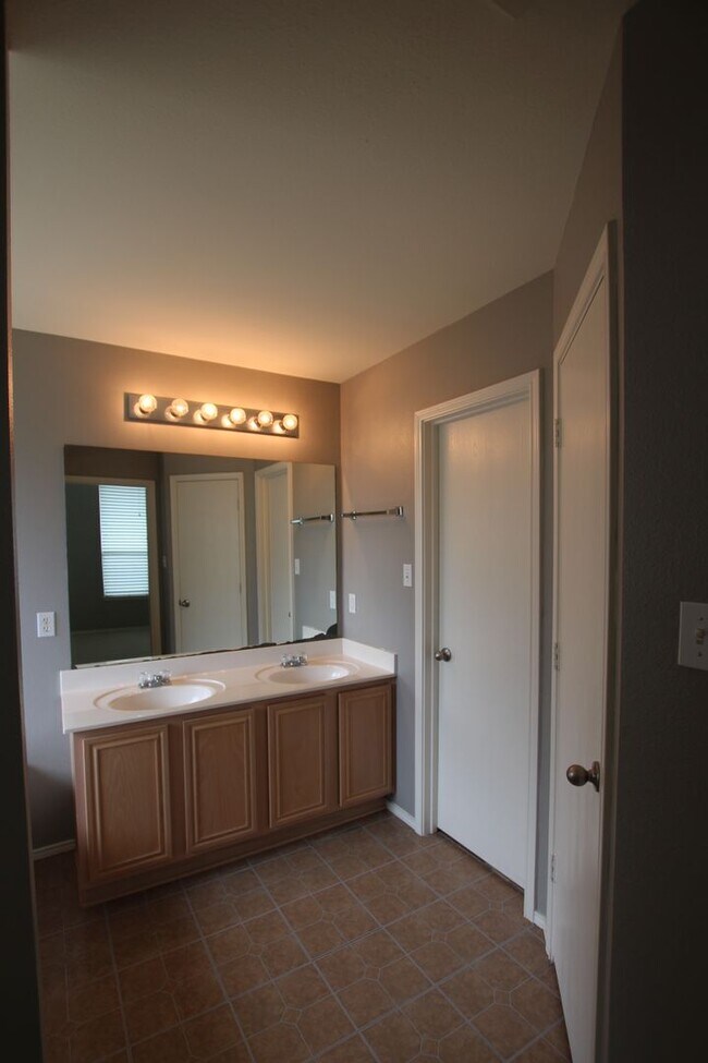 Building Photo - Beautiful 4 bedroom 2 bath home in Flint!