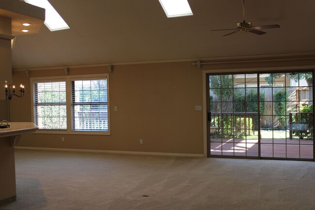 Building Photo - Top Of The Line Big 2 Bedroom Single Story...