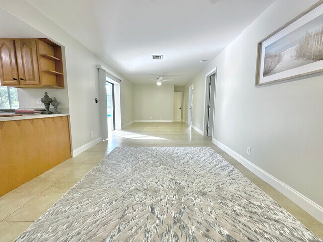 Building Photo - 1900 Curling Ave