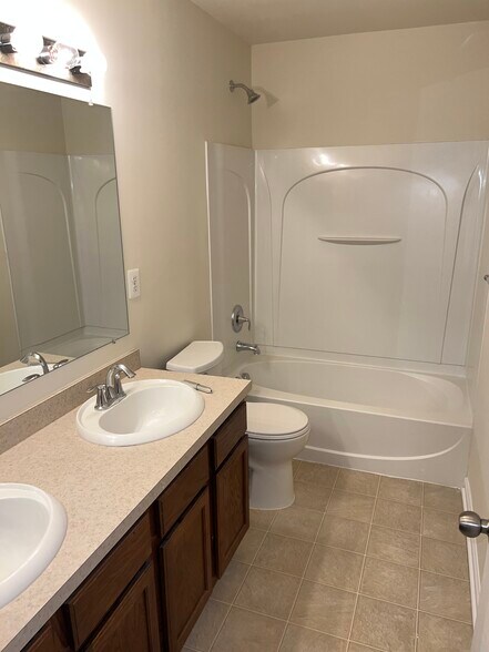 Building Photo - 5 Lookout Dr