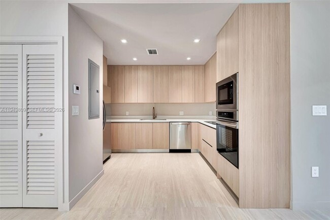 Building Photo - 2625 SW 32nd Ct