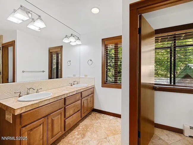 Building Photo - 445 Country Club Dr