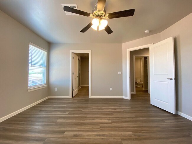 Building Photo - Townhome in Deer Creek Schools!