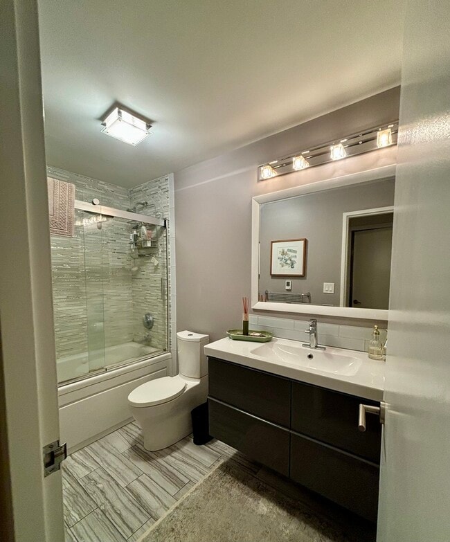 Building Photo - 201 E Chestnut St