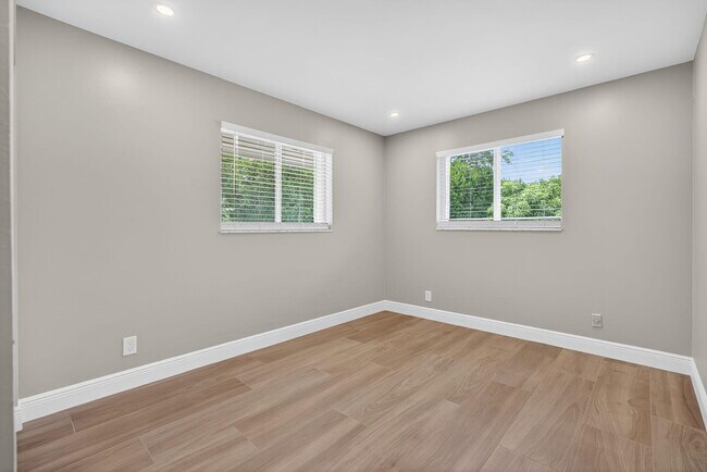 Building Photo - 905 Shore Dr