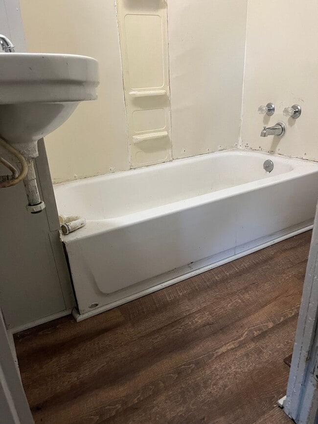 Building Photo - $795 - 3 bed 1 bath - Single Family Home