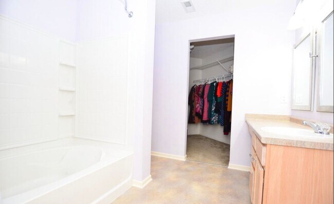 Building Photo - Spacious 2 Story Home in Southeast Lafayette