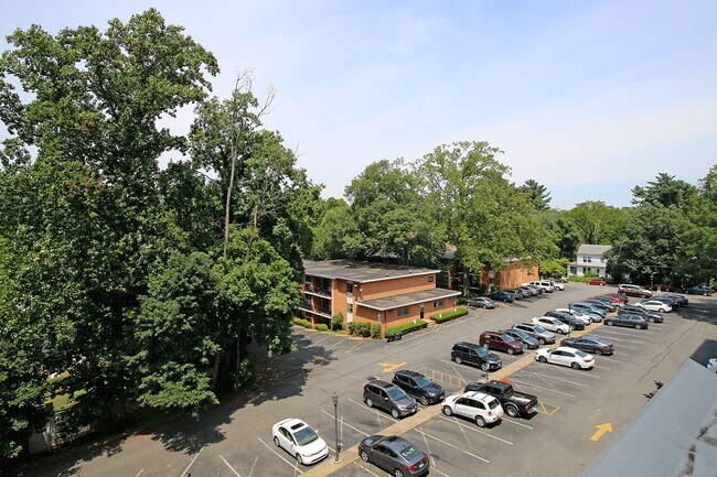 Building Photo - Furnished Condo Convenient to UVA Grounds ...