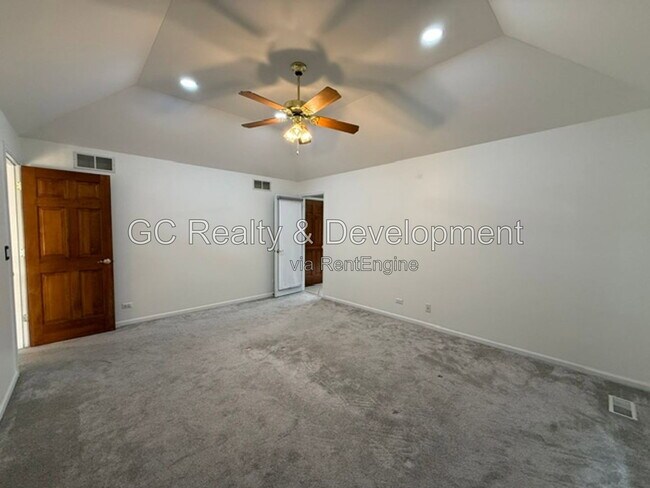 Building Photo - 882 Clarendon Ln