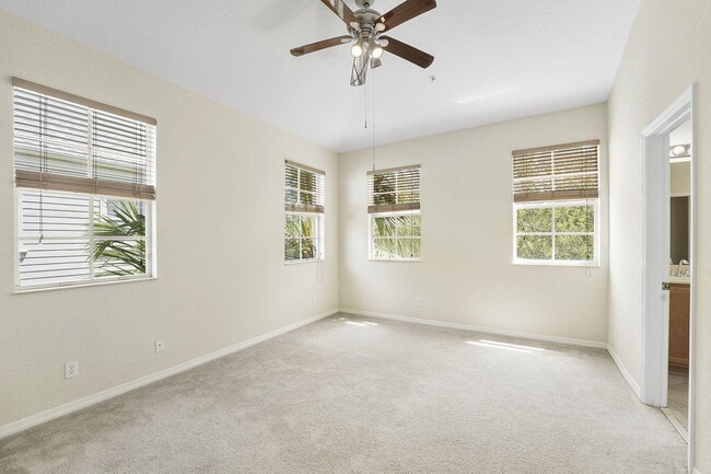 Building Photo - 128 W Royal Palm Cir