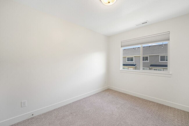 Building Photo - 672 N 260 W
