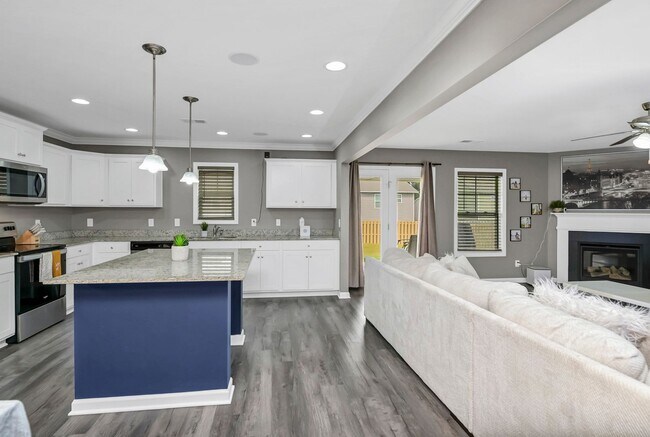 Building Photo - Spacious 5-Bedroom, 3-Bath Home with Modern Features in Elgin!