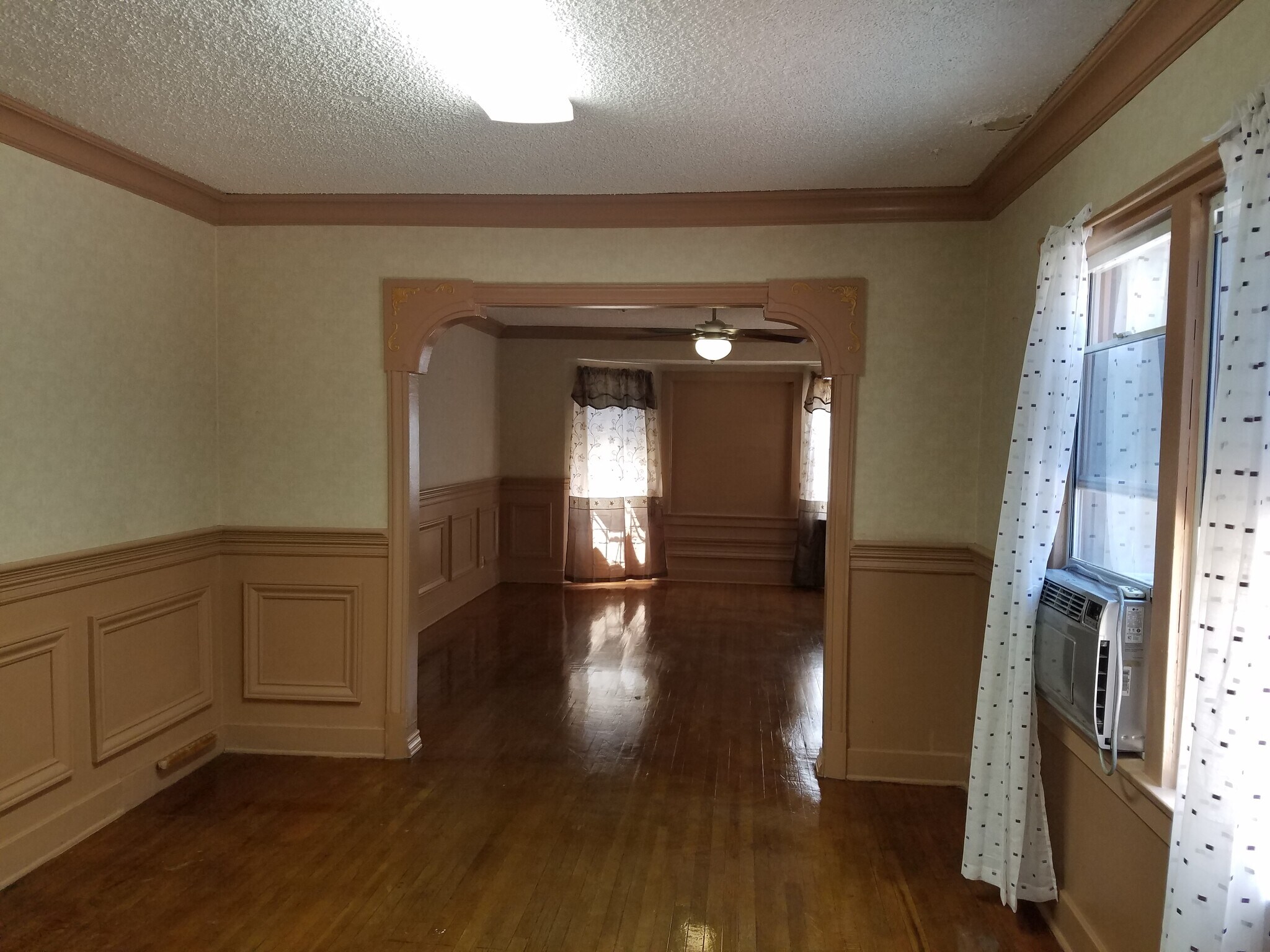 Another view of common areas - 1315 W 36th Pl