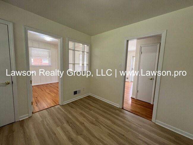 Building Photo - Pristine Brick Ranch with Covered Back Patio!