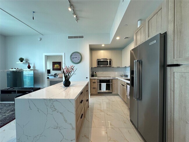 Building Photo - 950 Brickell Bay Dr