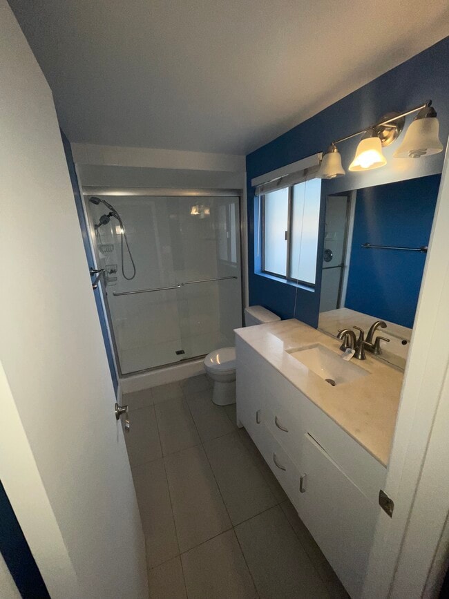 Master Bath - 2940 W Carson St