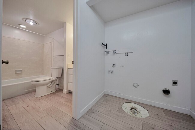 Building Photo - Ground Level 2 Bedroom 2 Bathroom Condo- Gated Murray Community