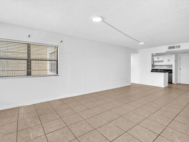 Building Photo - 220 Lakeview Dr