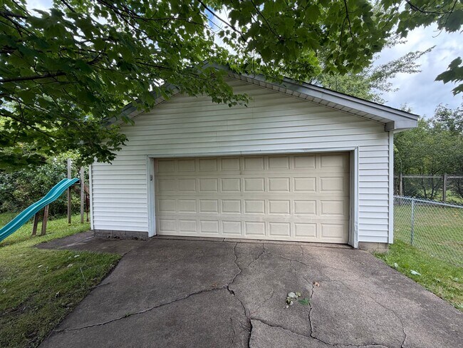 Building Photo - 1742 Midland Ave