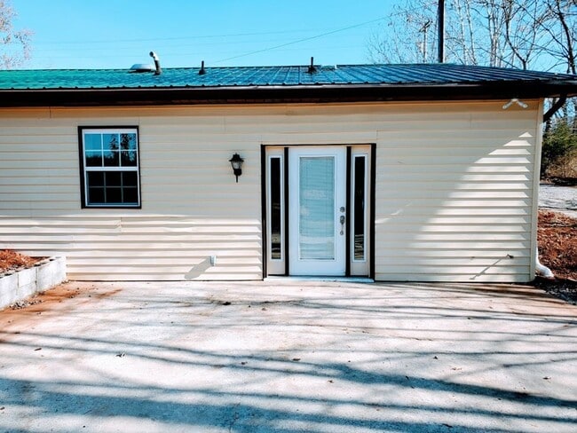 Building Photo - 3990 Seven Springs Rd