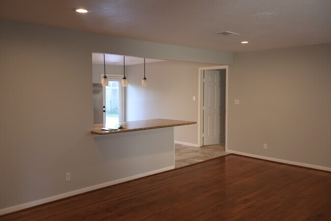 Building Photo - 9613 Westview Dr