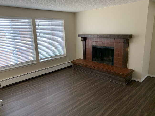 Building Photo - Very Clean 2-Bedroom Second-Floor Apartment