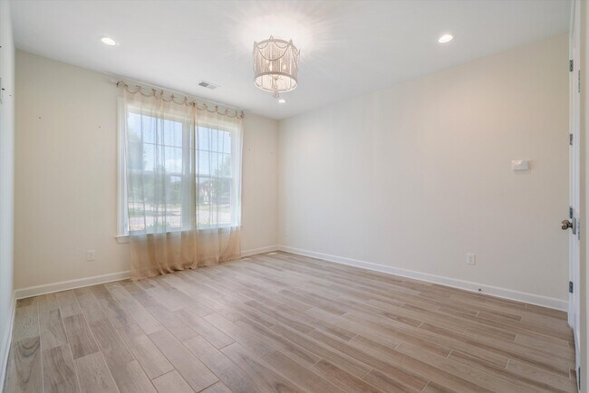 Building Photo - 316 Majestic Trail
