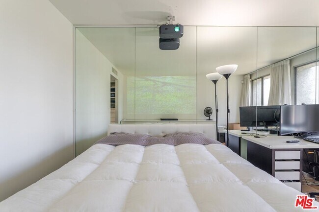 Building Photo - 800 W 1st St