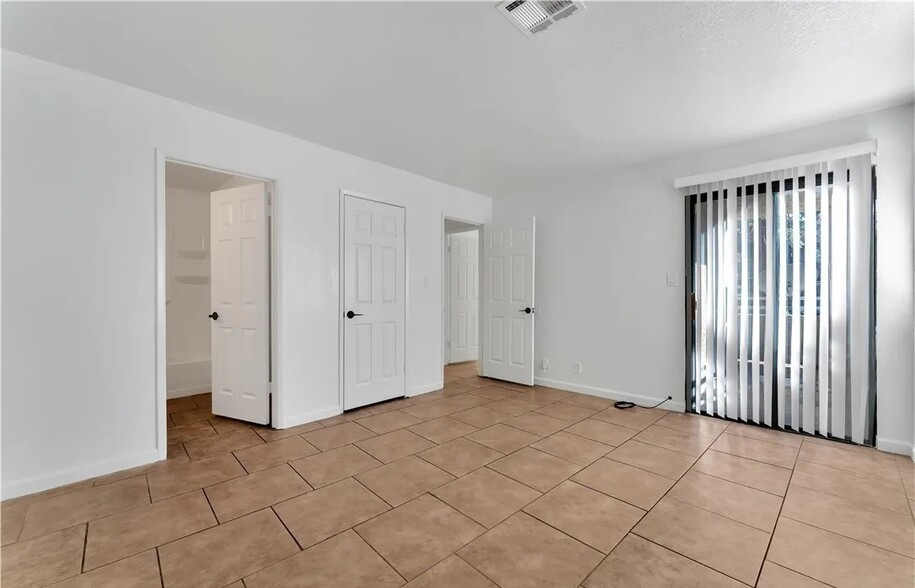 Building Photo - 5076 S Rainbow Blvd