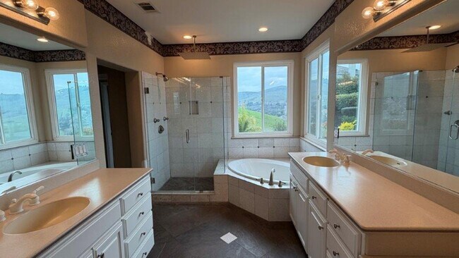 Building Photo - Concord! Beautiful Crystal Ranch home, 5 bedroom 3.5 baths, 3200 sq ft.