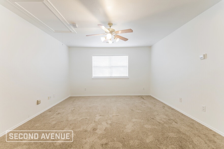 Building Photo - 925 Warbler Ln