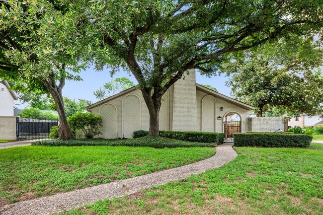 Building Photo - 2227 Parana Dr