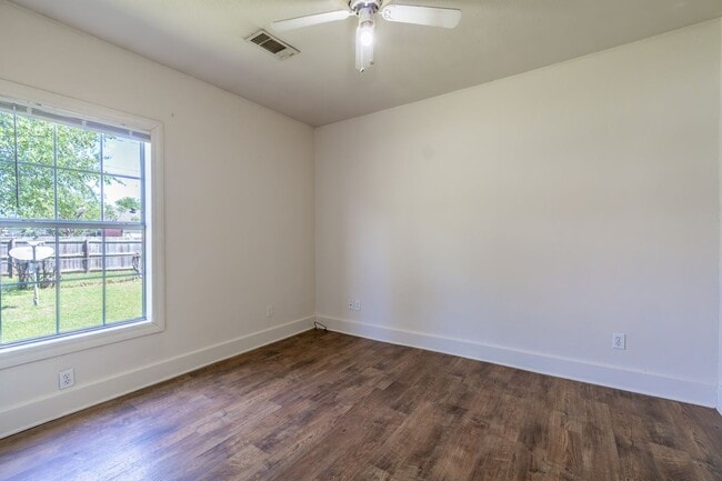 Building Photo - Cute two bedroom one bath (850 sf) home wi...