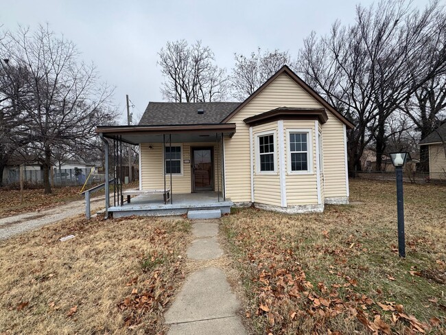 Primary Photo - $1195 - 3 bed 1 bath - Single Family Home